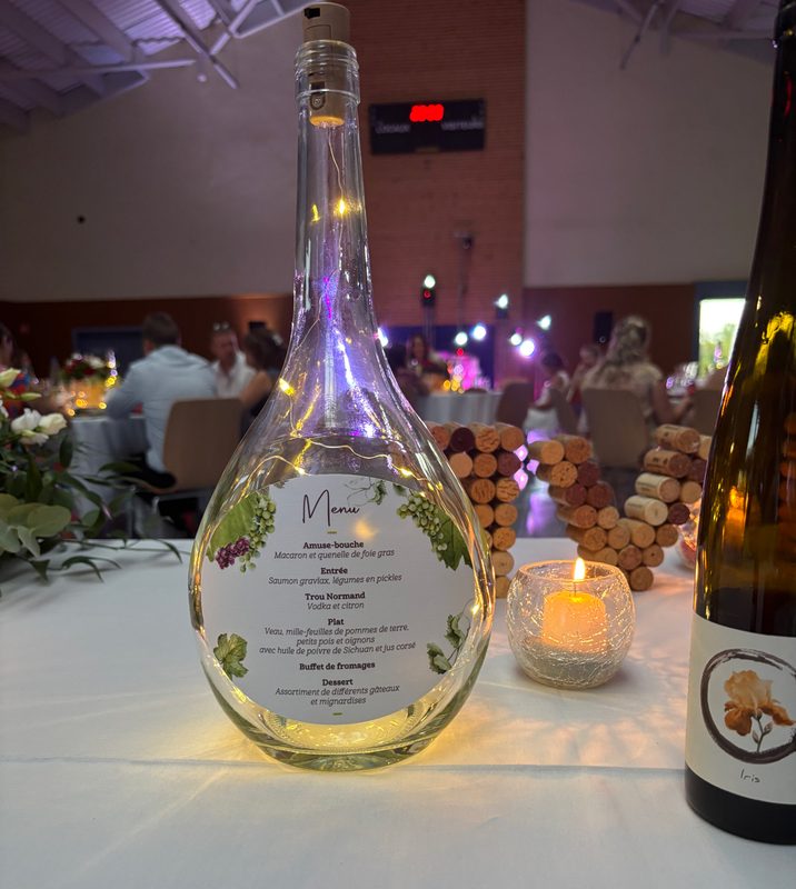 Décoration de mariage : étiquettes de bouteilles et marque-places personnalisés
